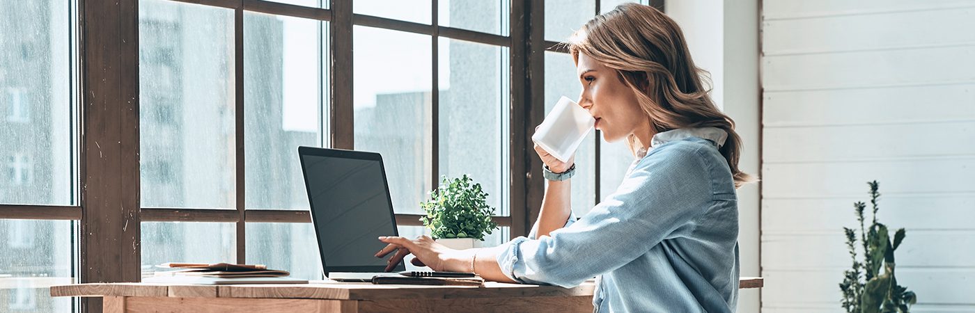 Xerox® Docushare® Go Frau arbeitet im Heimbüro an ihrem Computer mit Xerox® Docushare® Go Lösung