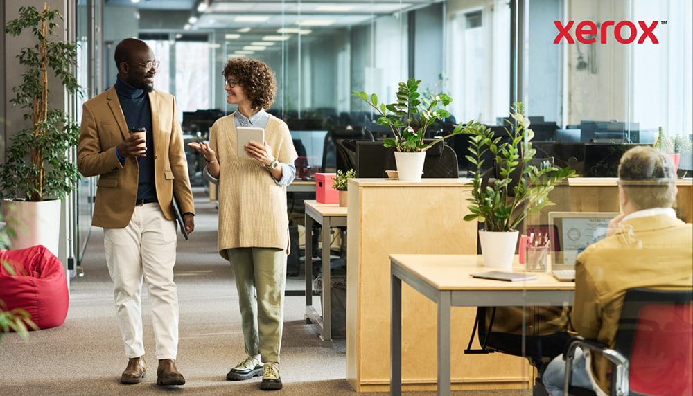 Zwei Berufstätige gehen und unterhalten sich in einem modernen Büro Zwei Berufstätige gehen und unterhalten sich in einem modernen Büro