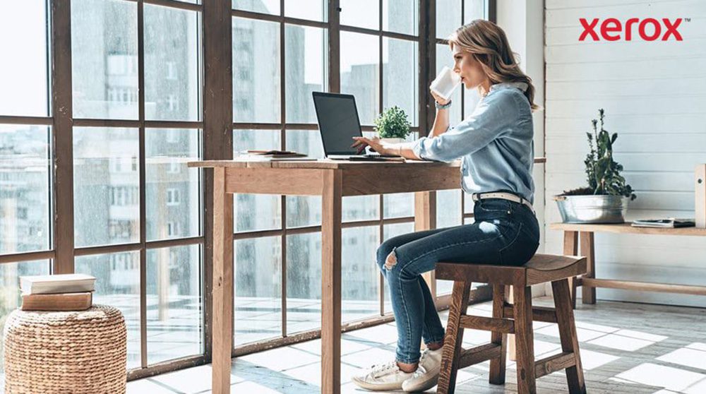 Eine Frau an einem Schreibtisch, die einen Laptop benutzt, demonstriert Konzentration und Produktivität. Eine Frau an einem Schreibtisch, die einen Laptop benutzt, demonstriert Konzentration und Produktivität.